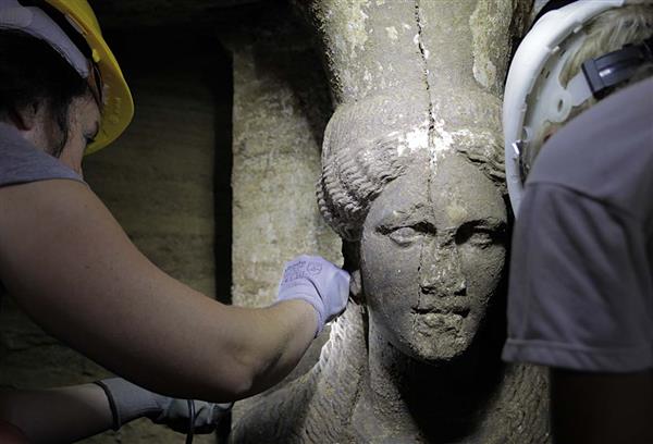 Δύο Καρυάτιδες βρήκαν οι αρχαιολόγοι στην Αμφίπολη (photos) - Media