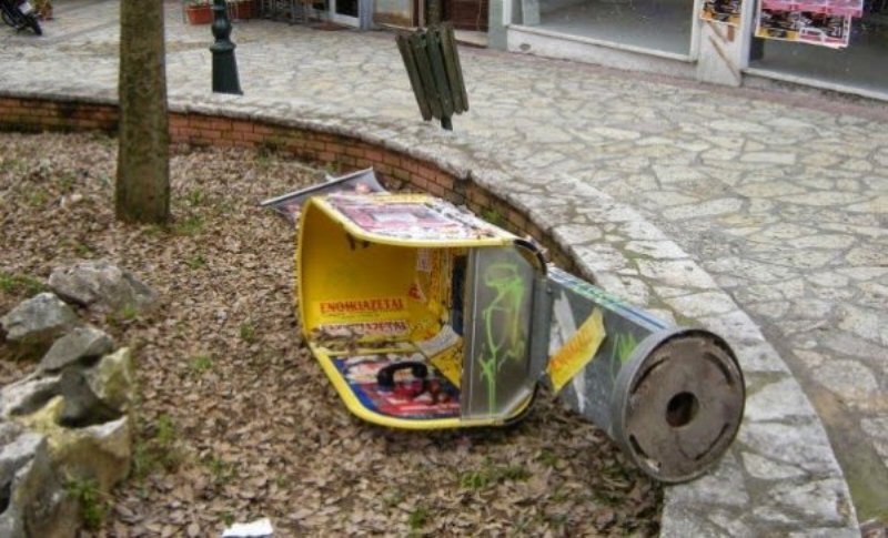 «Ξήλωσε» τον τηλεφωνικό θάλαμο και τον πήγε για πούλημα! - Media