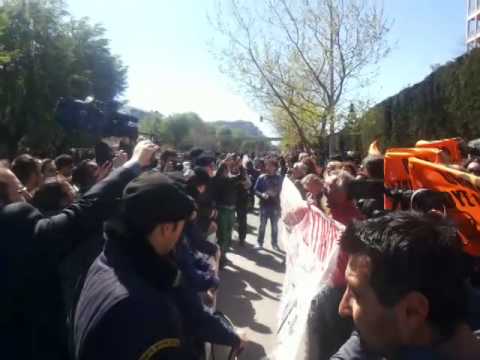 Διαμαρτυρία απολυμένων εκπαιδευτικών την ώρα της παρέλασης στη Θεσσαλονίκη (Video) - Media