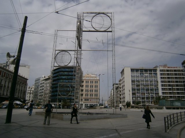 Κωφάλαλη γυναίκα απειλούσε να αυτοκτονήσει στην Ομόνοια - Media