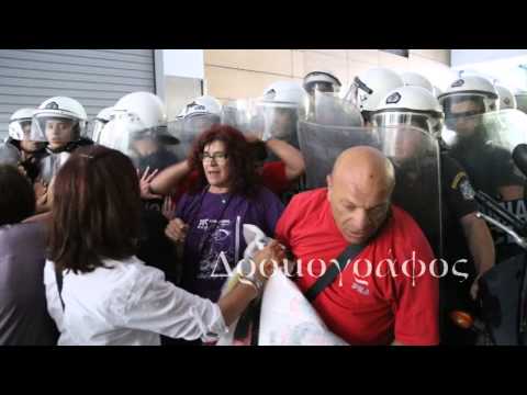 Σε διαθεσιμότητα ο αστυνομικός των ΜΑΤ που χτύπησε την καθαρίστρια - Media
