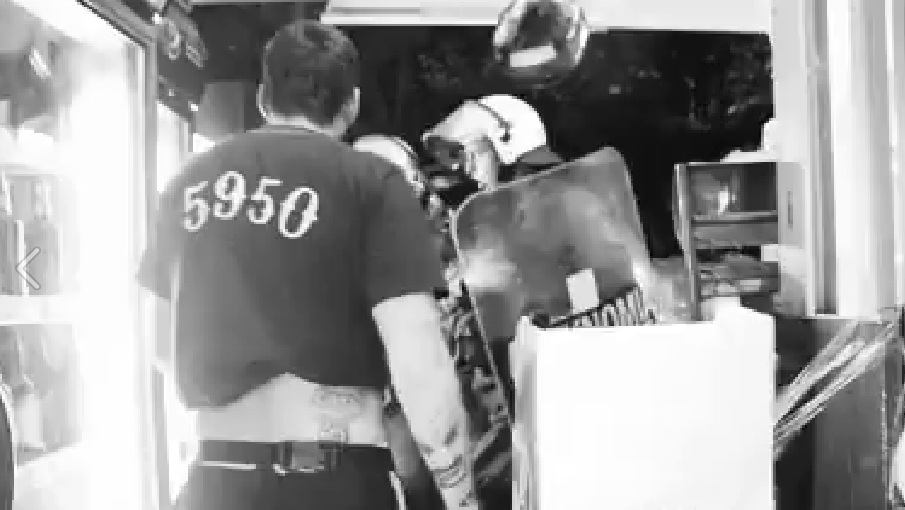 Άνδρες των ΜΑΤ κλέβουν νερά από περίπτερο και δέρνουν τον υπάλληλο… (video) - Media