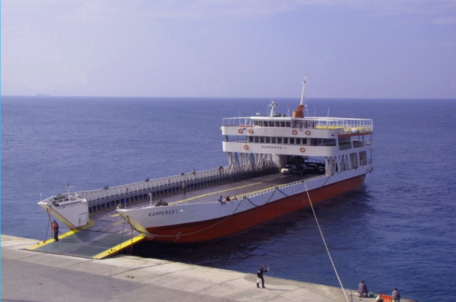 Στο δρόμο οι εργαζόμενοι του πορθμείου Περάματος - Σαλαμίνας   - Media