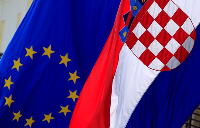 Επίσημο πλέον μέλος της Ευρωπαϊκής Ένωσης η Κροατία - Media