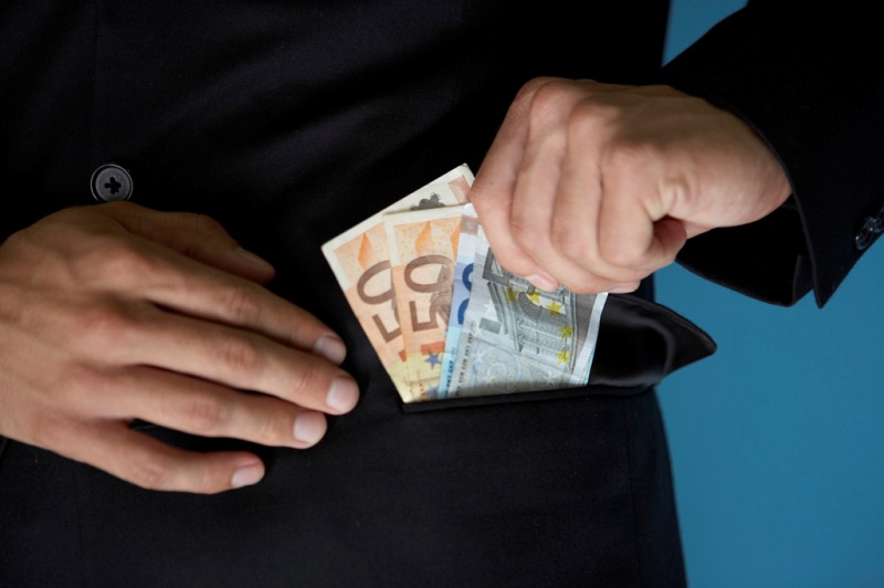 Δίωξη κατά εφοριακού που βρέθηκε με καταθέσεις 250.000 ευρώ - Media