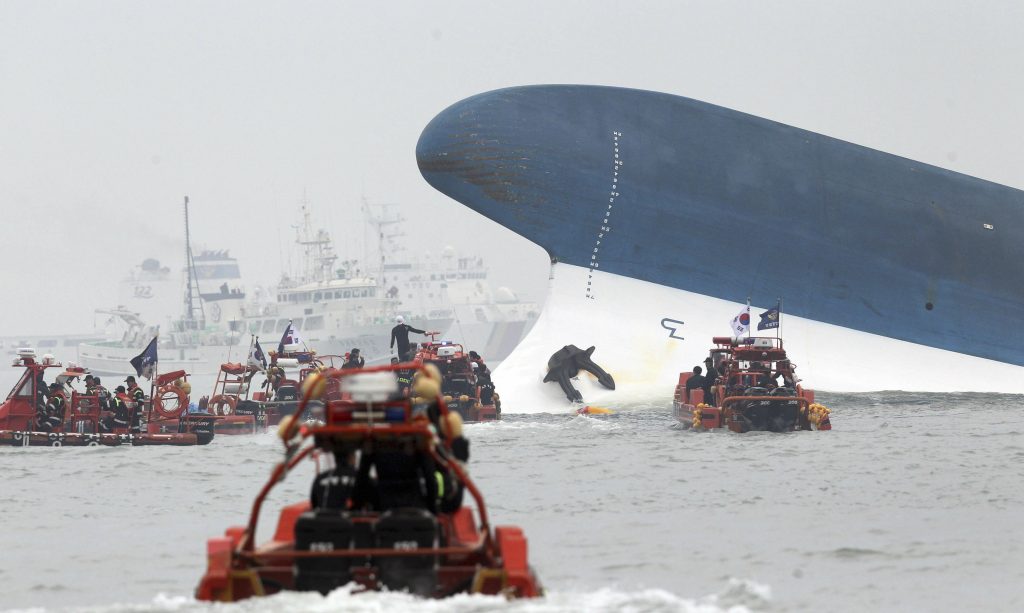 Λόγω υπερβολικού φορτίου η βύθιση του πλοίου στην Κορέα - Media
