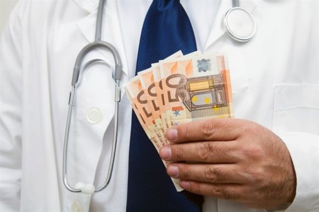 Για κακούργημα ο γιατρός που κατηγορείται ότι πήρε «φακελάκι» - Media