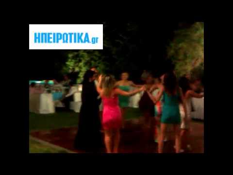 Ιερέας χορεύει το «Δεν σου κάνω τον Άγιο» - Media