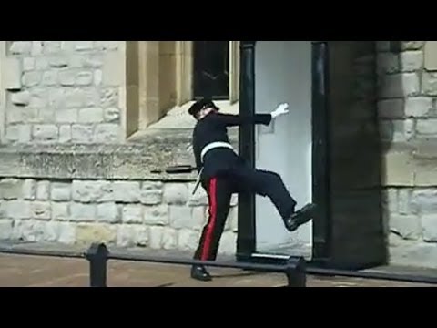 Τρολάροντας τα τιμητικά αγήματα (Video) - Media