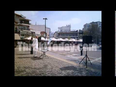 Βγάζει λόγο σε άδεια πλατεία! (Video) - Media