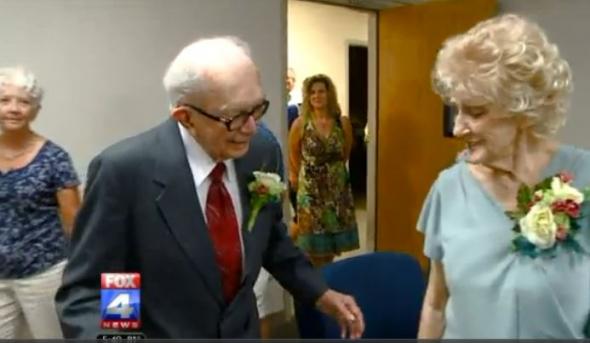 94χρονος γνώρισε 89χρονη στο λεωφορείο και παντρεύτηκαν (Video) - Media