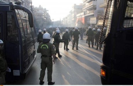 Ελεύθεροι αυτοί που «έσπασαν» τα γραφεία της Χρυσής Αυγής - Media