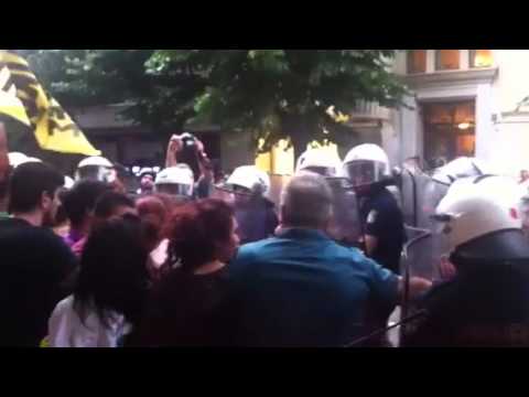 Ένταση και συνθήματα κατά Θεοχάρη έξω από το ΕΒΕΘ(Video) - Media