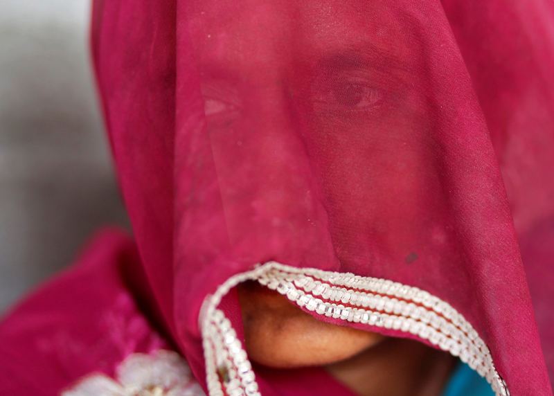 Βίασαν, στραγγάλισαν και πέταξαν οξύ σε 22χρονη Ινδή - Media