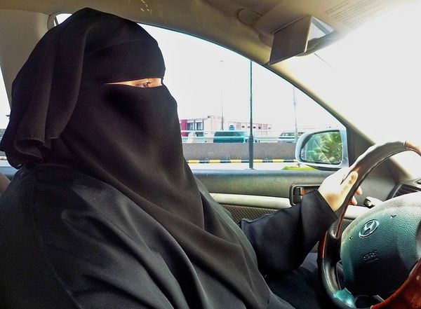 Σε 150 μαστιγώσεις καταδικάστηκε γυναίκα που συνελήφθη να… οδηγεί - Media