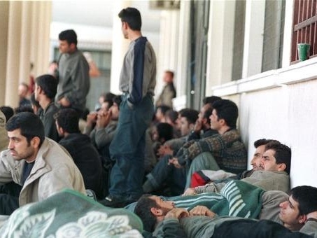 Μετατρέπουν στρατόπεδα σε «Κέντρα Υποδοχής μεταναστών» - Media