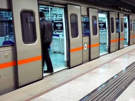 Επίθεση με βαριοπούλες σε ακυρωτικά μηχανήματα - Media