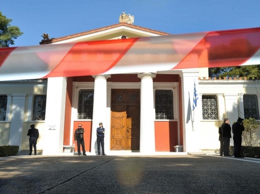 Μουσεία και Καλάσνικοφ - Media