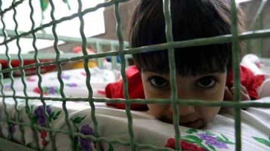 Daily Mail: Αυξάνεται ο αριθμός των παιδιών στην Ελλάδα που μπαίνουν σε ιδρύματα λόγω ανέχειας - Media