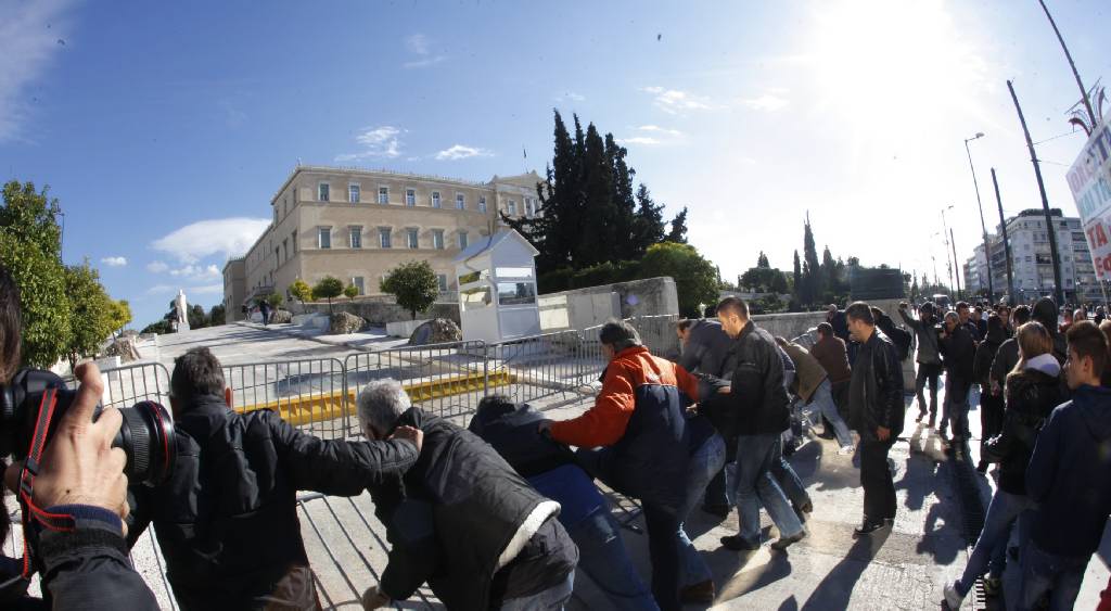 Δάκρυα υπέρ των ρουσφετιών…   - Media