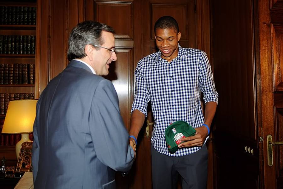 Επισκέφτηκε την Εθνική μπάσκετ ο Αντώνης Σαμαράς - Media