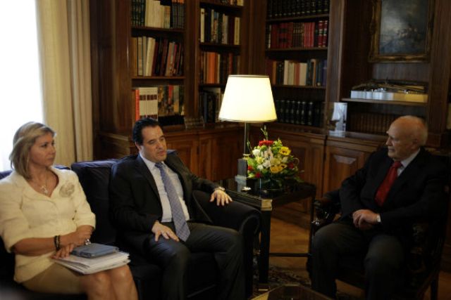 Παπούλιας σε Άδωνι: «Δεν έχω καπνίσει ούτε ένα τσιγάρο στη ζωή μου» - Media
