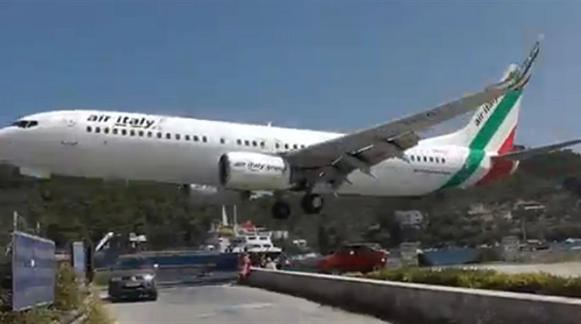 Τρομακτική προσγείωση αεροπλάνου στην Σκιάθο (Video) - Media