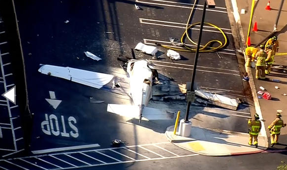 Ένας νεκρός από συντριβή αεροπλάνου σε πάρκινγκ  εμπορικού κέντρου (Video) - Media