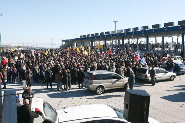 Προσαγωγές σε διαμαρτυρία για τις αυξήσεις στα διόδια - Media