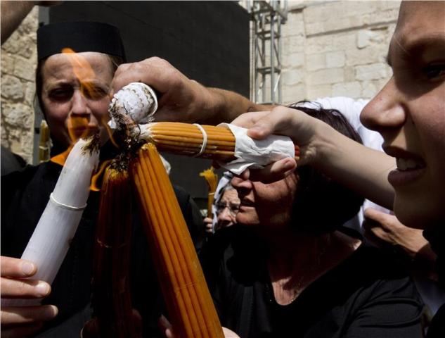 Με τιμές αρχηγού κράτους έφτασε στην Αθήνα το Άγιο Φως  - Media