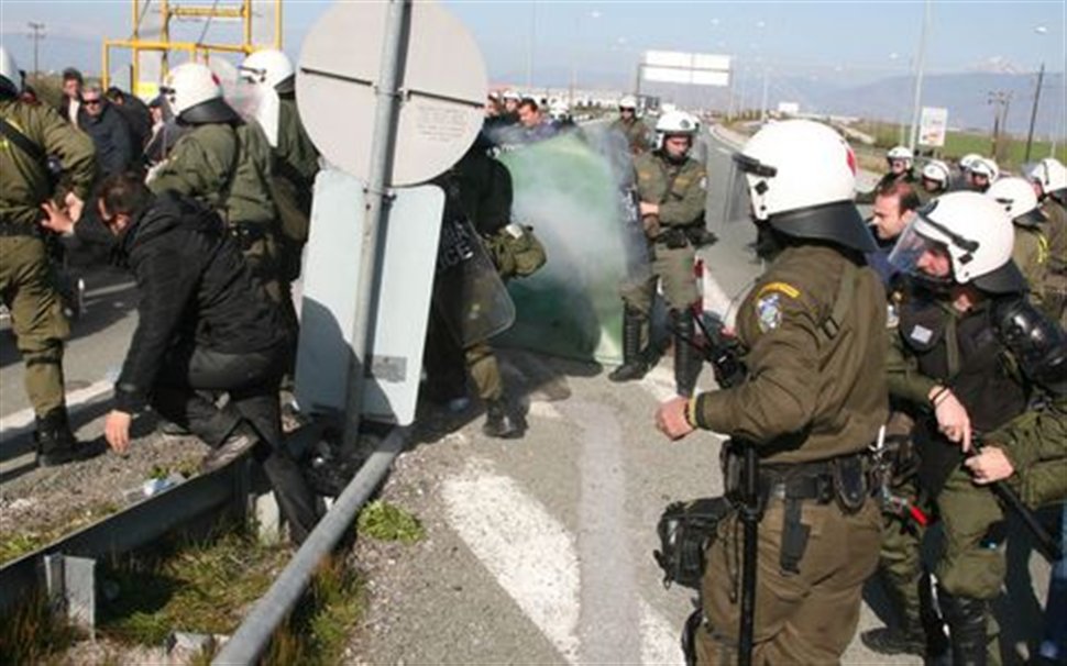 Επεισόδια μεταξύ ΜΑΤ-αγροτών - Media