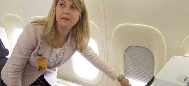 Για ποιο λόγο οι αεροσυνοδοί ζητούν να είναι ανοιχτά τα σκίαστρα των παραθύρων κατά την απογείωση και προσγείωση - Media