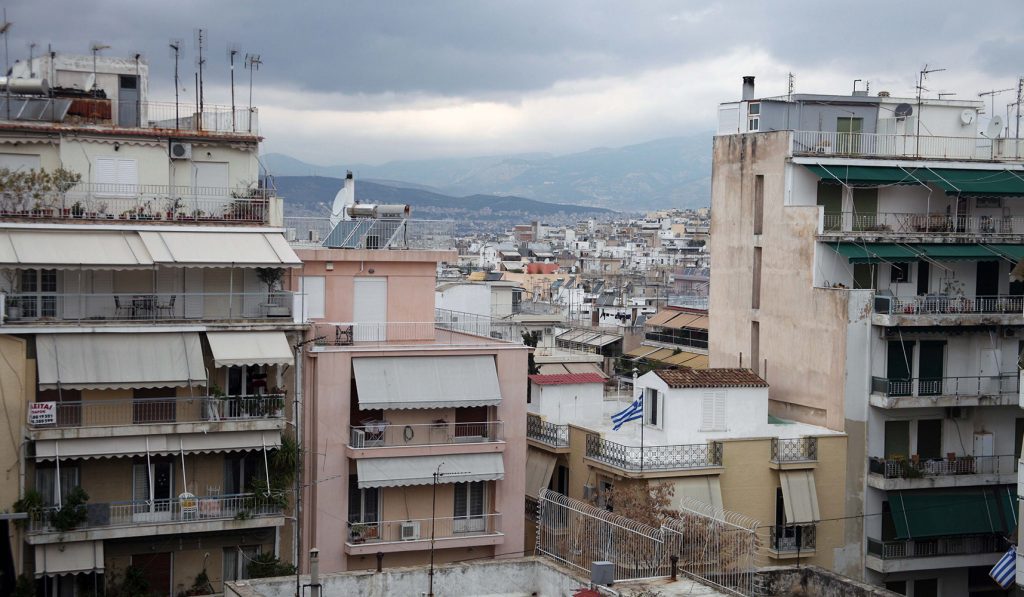 Σκληρές κόντρες στη Βουλή για τον φόρο ακινήτων - Media