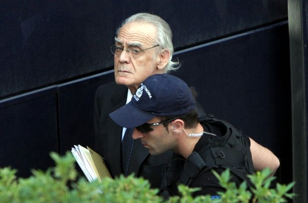 Στον τοίχο έστησε τον Άκη και τη Βίκυ η εισαγγελέας - Media