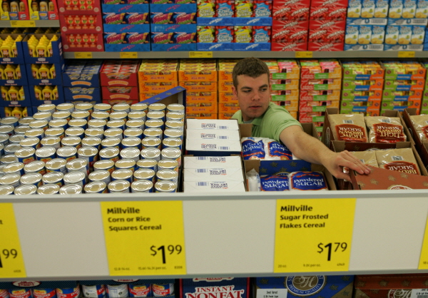 «Εκπαίδευση» με δέσιμο σε στύλους και ζωγράφισμα στο πρόσωπο για εργαζόμενους σούπερ μάρκετ στη Γερμανία - Media