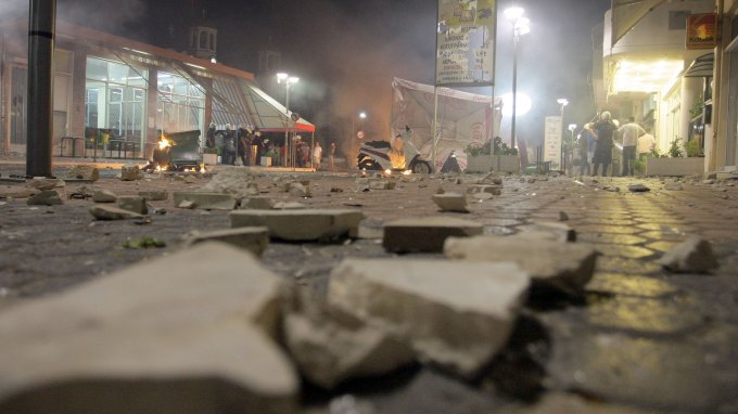 Μαζεύουν υπογραφές για να φύγουν τα γραφεία της Χ.Α. από τη Νέα Αλικαρνασσό - Media