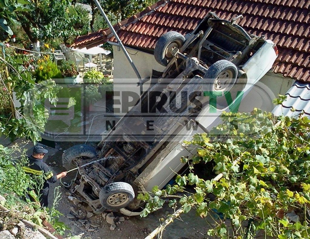 Γιάννενα: Αυτοκίνητο έπεσε στην αυλή σπιτιού - Media