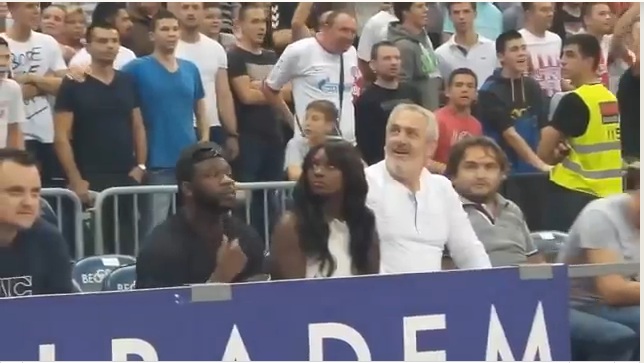 Το πολιτισμικό σοκ Αμερικάνας που επισκέπτεται για πρώτη φορά ευρωπαϊκό γήπεδο (Video) - Media