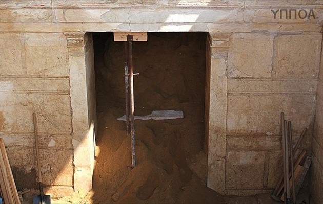 Ο τάφος της Αμφίπολης ανήκει στον Νέαρχο, σύμφωνα με εικασία του ιστορικού Ρ. Λ. Φοξ
 - Media