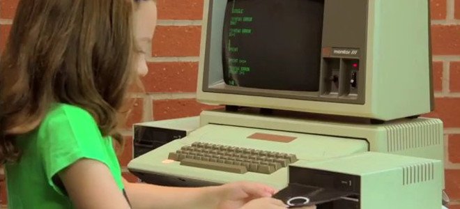 Παιδιά «ανακαλύπτουν» έναν υπολογιστή του ’70 (Video) - Media