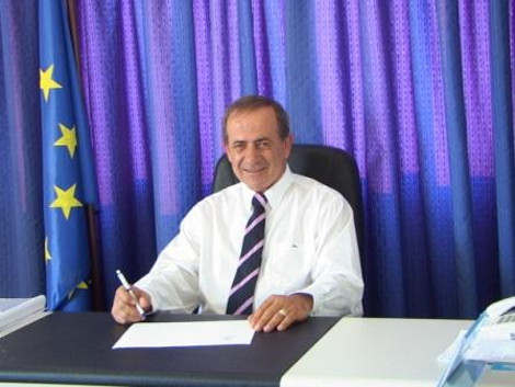 Ο Μανιάτης δήμαρχος του 93%... παγωτατζής! - Media