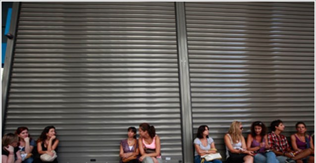 Η κρίση πλήττει τους νέους – Η νεανική ανεργία και η φυγή πτυχιούχων στο εξωτερικό εμποδίζουν την ανάκαμψη - Media