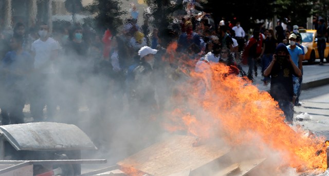 Διαδηλώσεις και δακρυγόνα και απόψε στην Τουρκία - Media