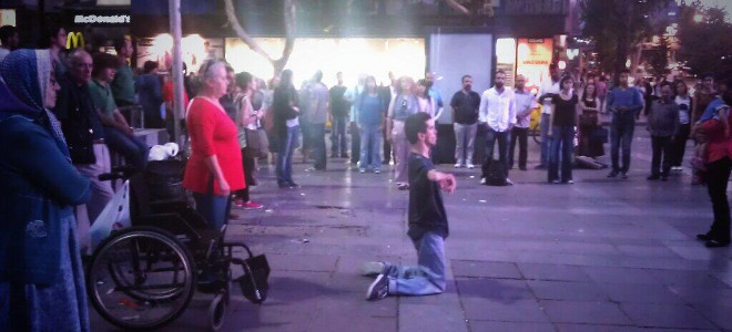 Συγκινεί ο Τούρκος με αναπηρία που συμμετέχει γονατισμένος στο κίνημα του «ανθρώπου που στέκεται» - Media