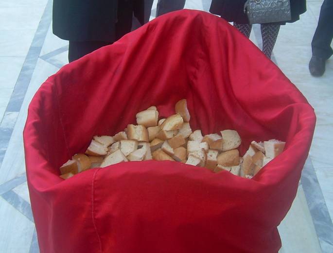 Πέθανε από αντίδωρο που της έκατσε στο λαιμό! - Media