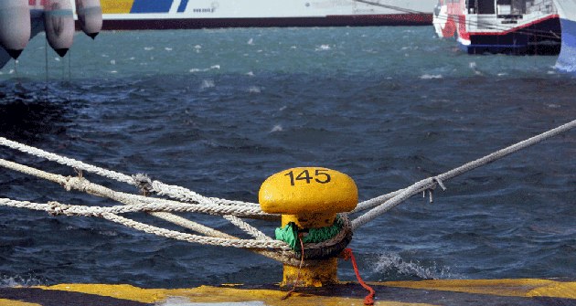 Δεμένα τα πλοία στα λιμάνια - Media