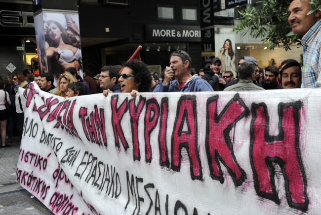 Ανοιχτά καταστήματα με αντιδράσεις - Επίθεση των ΜΑΤ στους διαδηλωτές (Video) - Media
