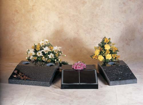 Στην πυρά τα αποτεφρωτήρια - Media