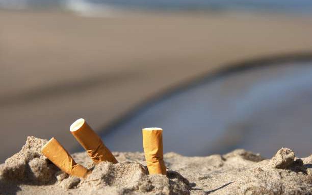 Ήλιος, θάλασσα και… αποτσίγαρα – Έρευνα δείχνει πόσο… αγαπάμε τις παραλίες μας! - Media