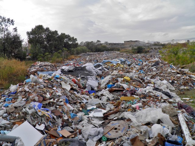 Έθαβαν επικίνδυνα απόβλητα στο κέντρο της Αθήνας - Media